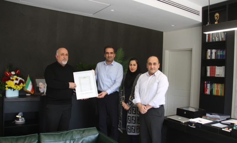 قدرشناسی به سبک افشین کیانی؛ مدیرعامل پتروشیمی کارون از نقش‌آفرینان در کسب عنوان شرکت برتر در دانش‌ نوآورانه در پتروفن 1404 تقدیر کرد