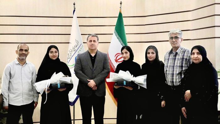 تقدیر مدیرعامل پتروشیمی پارس از دو برگزیده پزشکی عسلویهای کنکور سراسری تقدیر مدیرعامل پتروشیمی پارس از دو برگزیده پزشکی عسلویهای کنکور سراسری