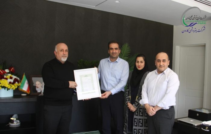 تقدیر مدیرعامل پتروشیمی کارون از نقش‌آفرینان در کسب عنوان شرکت برتر در دانش نوآورانه در پتروفن ۱۴۰۴