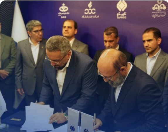 امضای تفاهم نامه همکاری میان شرکت پتروشیمی جم و شرکت سرمایهگذاری صنایع پتروشیمی در حاشیه نمایشگاه نفت گاز و پتروشیمی ۱۴۰۴ امضای تفاهم نامه همکاری میان شرکت پتروشیمی جم و شرکت سرمایهگذاری صنایع پتروشیمی در حاشیه نمایشگاه نفت گاز و پتروشیمی ۱۴۰۴