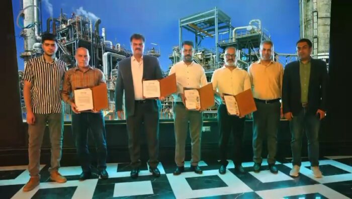 تقدیر از کارگران نمونه پتروشیمی شهید تندگویان به مناسبت هفته جهانی کار و کارگر تقدیر از کارگران نمونه پتروشیمی شهید تندگویان به مناسبت هفته جهانی کار و کارگر