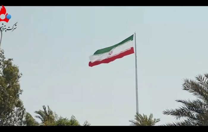 همزمان با آغاز هفته دولت در مراسمی پرچم مقدس جمهوری اسلامی ایران در پتروشیمی فارابی به اهتزاز درآمد